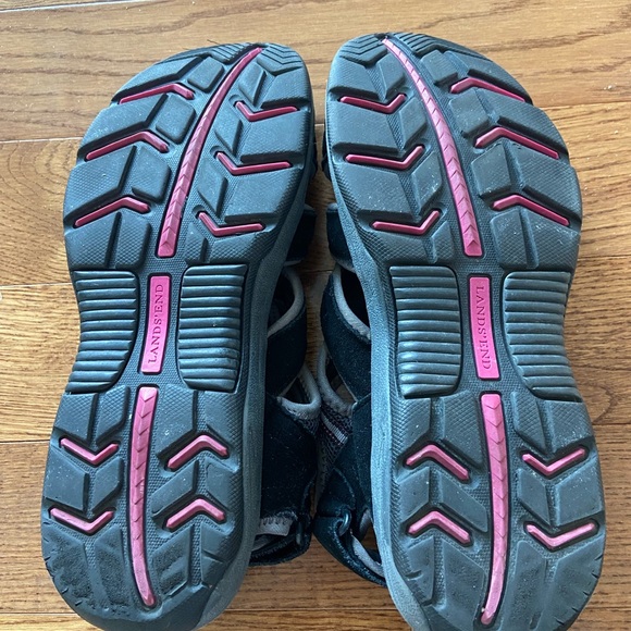 Women’s Lands End Water Repellent closed toe Sandals. Size 8B - Picture 4 of 4